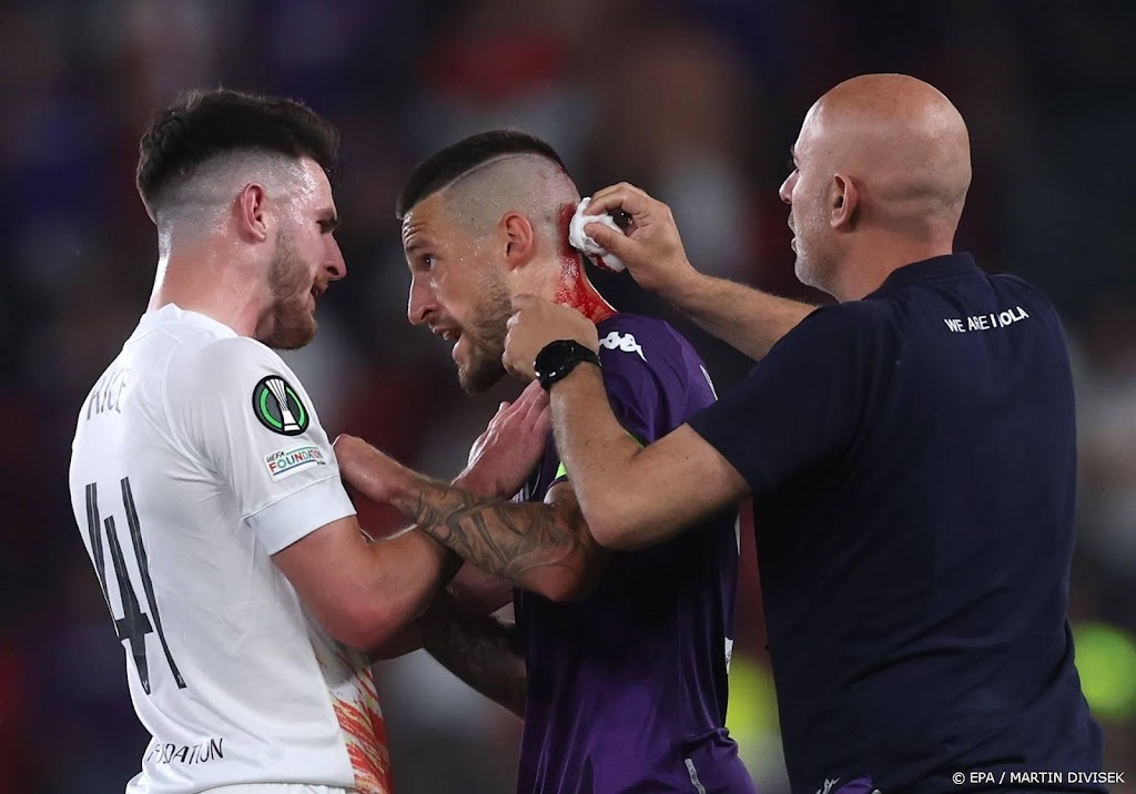 Hoofdwond speler Fiorentina door uit publiek gegooid voorwerp
