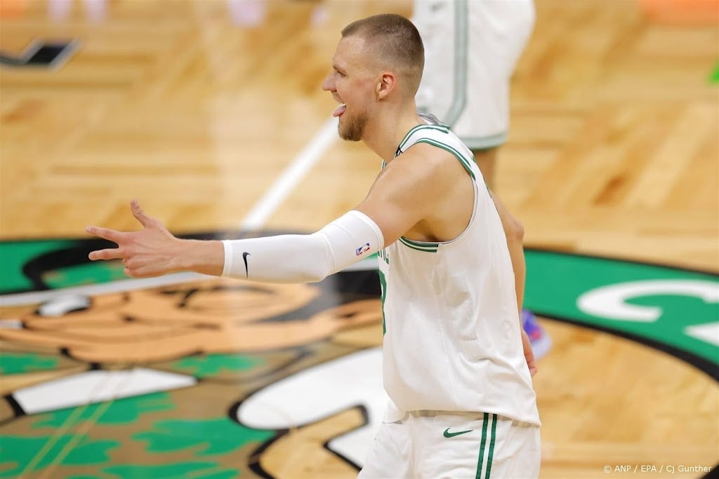 Basketballers Boston overklassen Dallas in eerste finaleduel