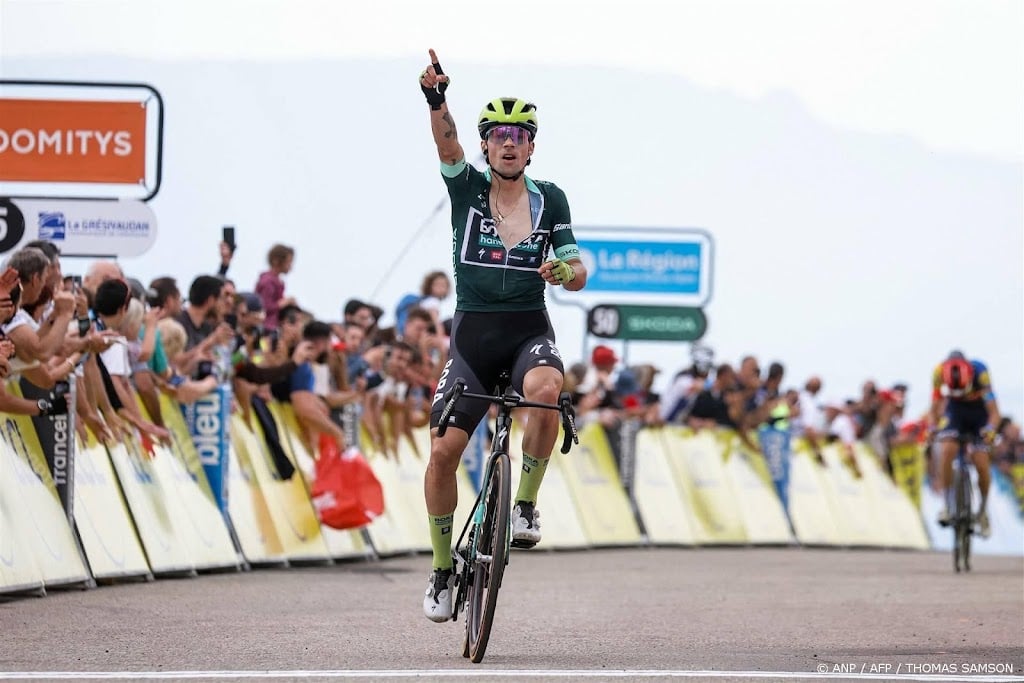 Roglic fietst Evenepoel in Critérium du Dauphiné uit leiderstrui