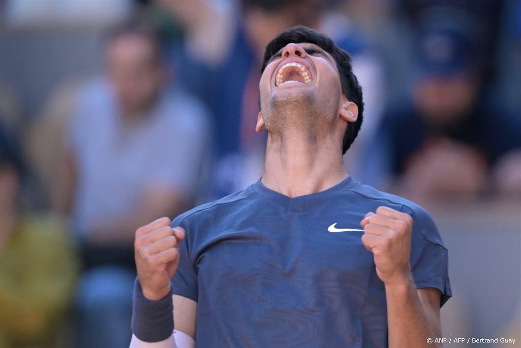Alcaraz verslaat Sinner en staat in eerste Roland Garros-finale