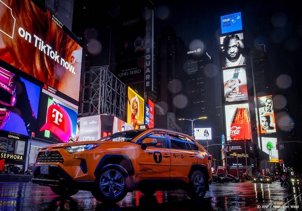 Portretten van Oranje-spelers op televisieschermen Times Square