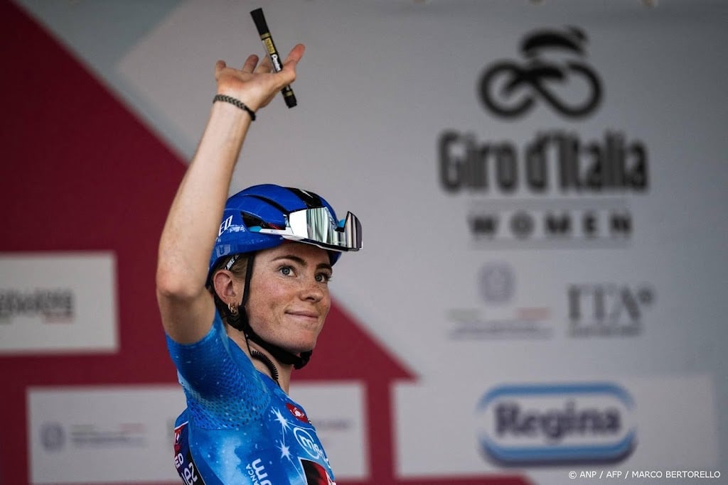 Vollering schrijft na Tour en Vuelta ook Giro op haar naam