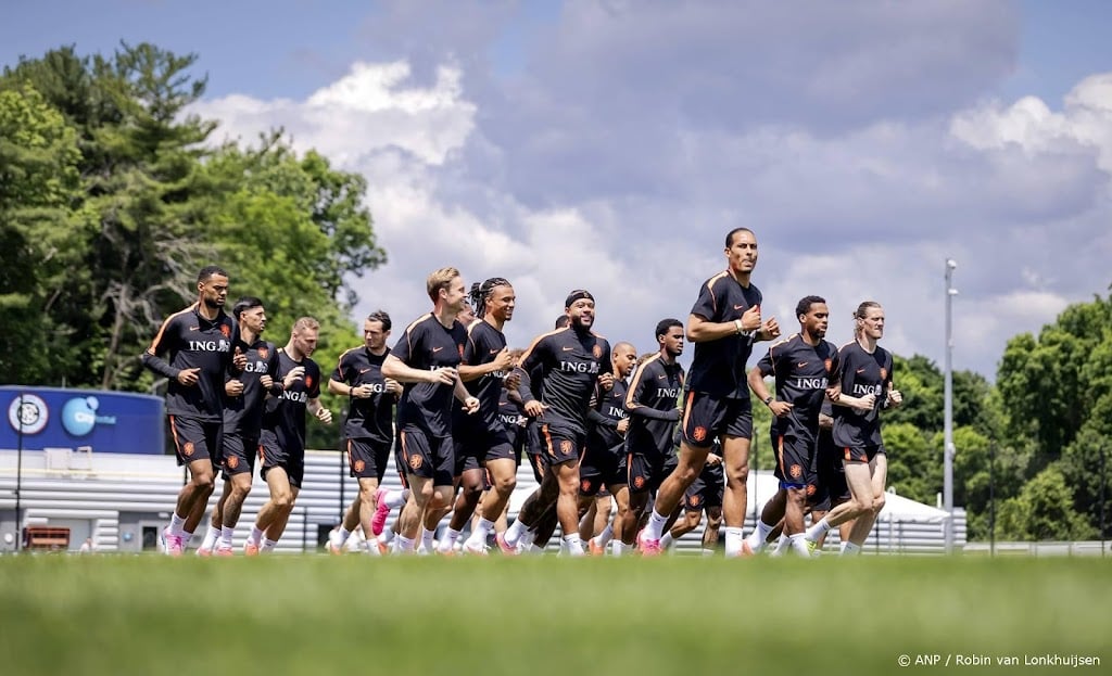 Oranje traint met fitte selectie voor oefenduel met Oezbekistan