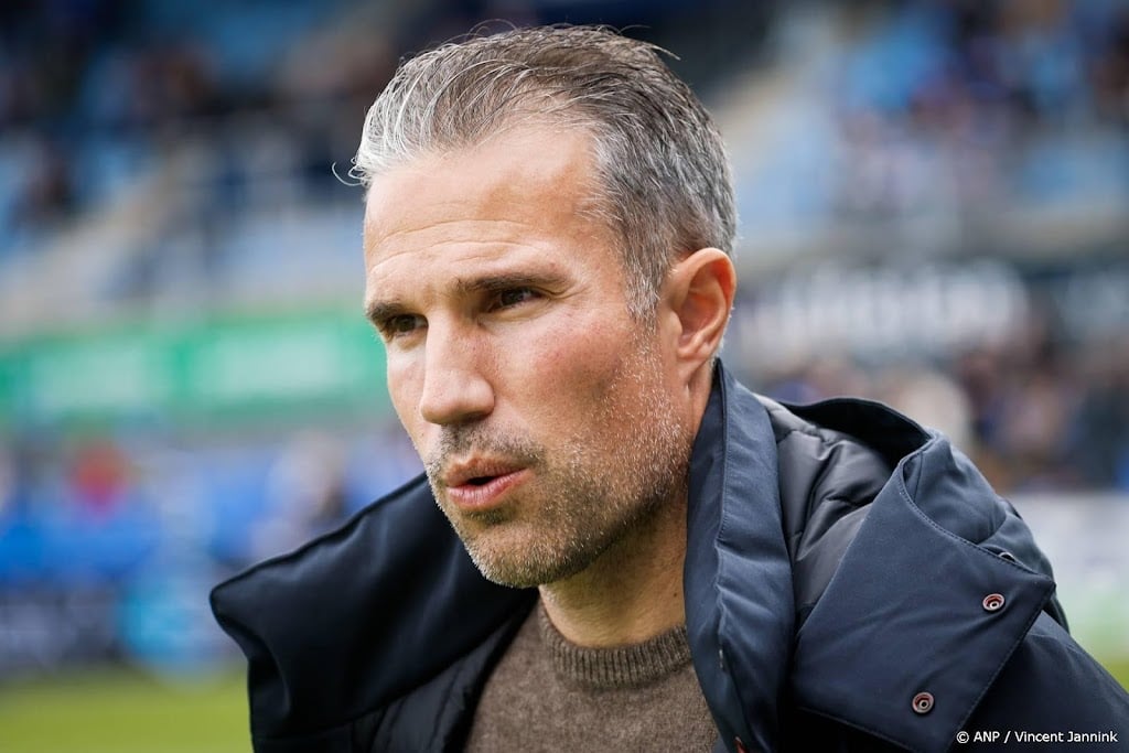 Feyenoord ontslaat trainer Van Persie na ruim een jaar