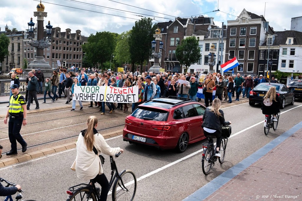 Coronanoodwet aangepast: app eruit, geen controle achter de deur