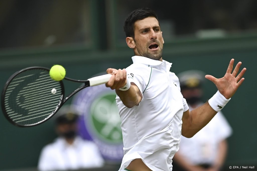 Djokovic overtuigend naar halve finales op Wimbledon 