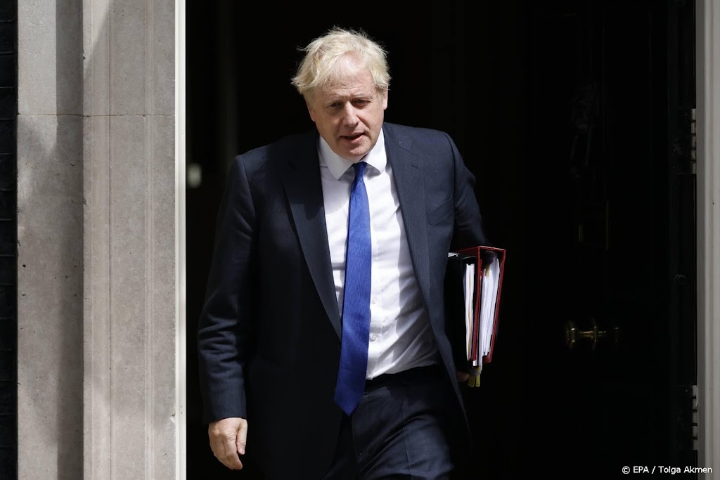 Britse media: premier Johnson stapt na kritiek toch op