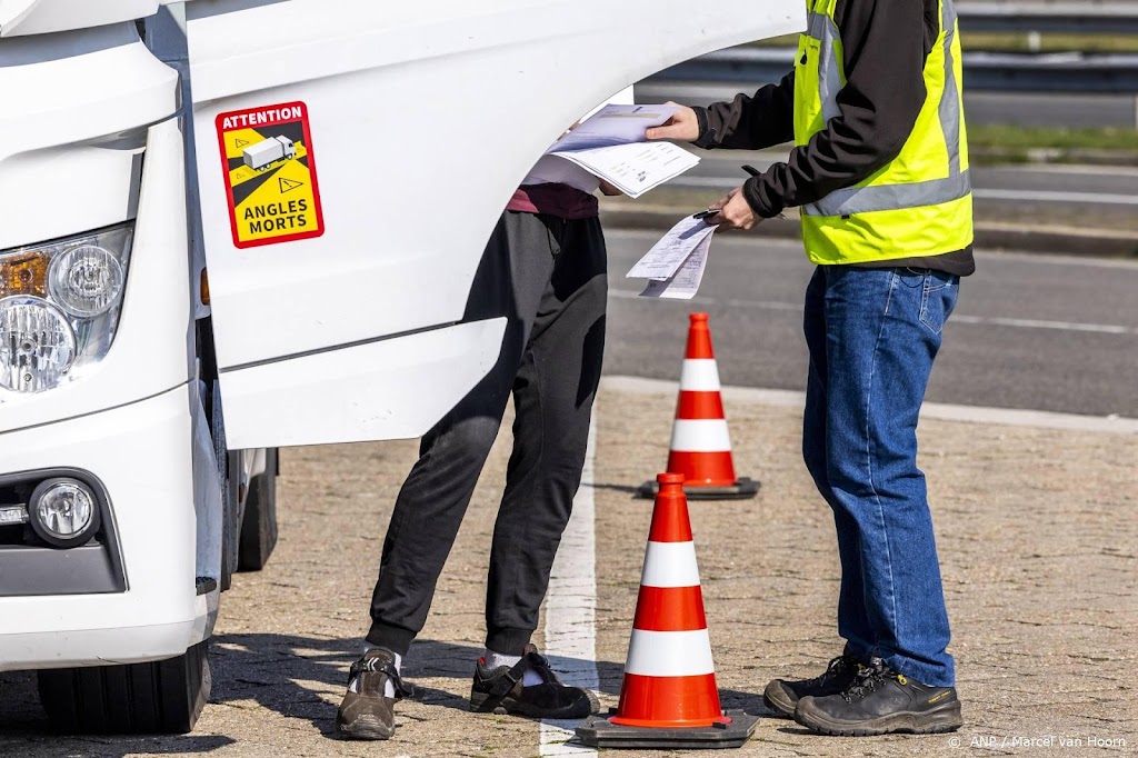 Helft vrachtwagens in overtreding bij Benelux-controle