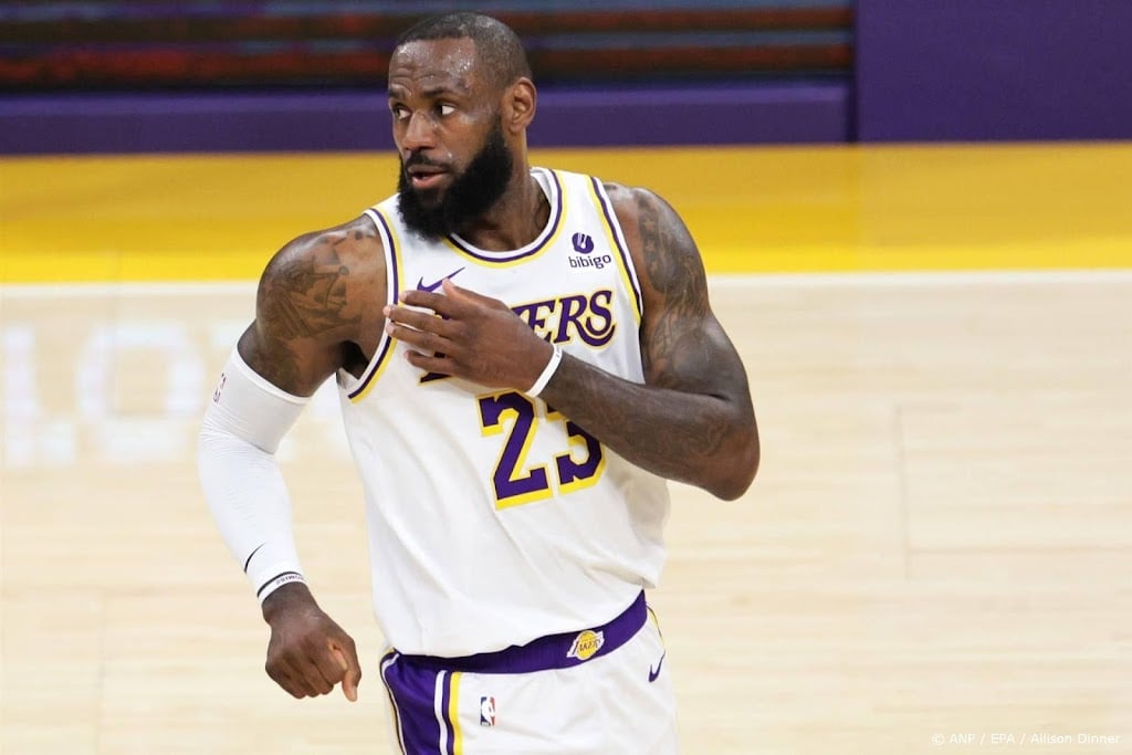 LeBron James (39) basketbalt ook komend seizoen voor de Lakers