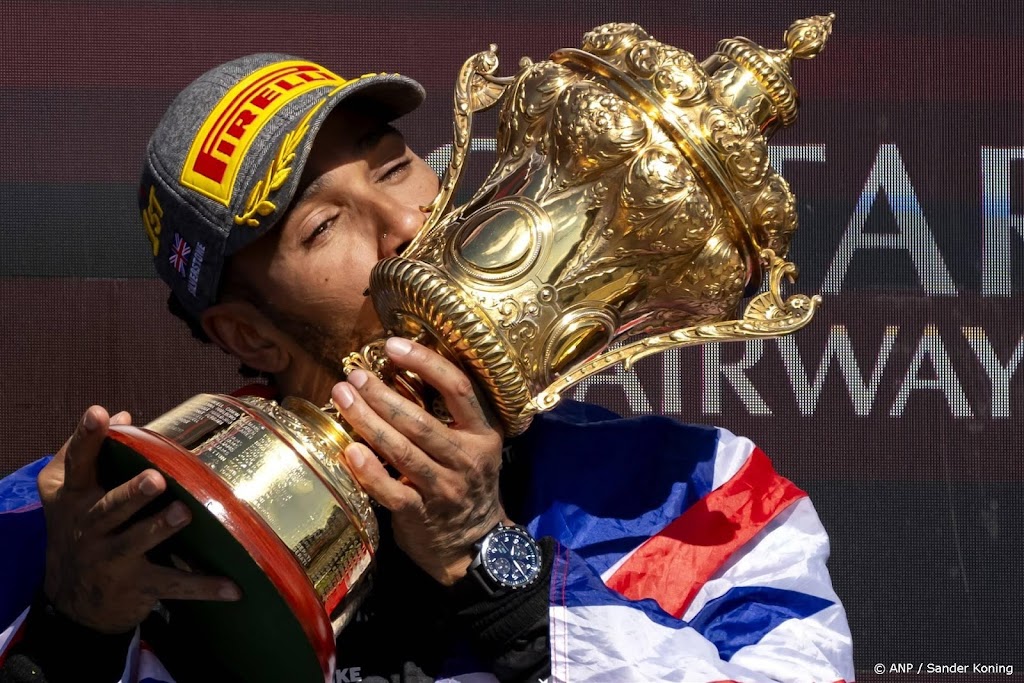 Hamilton dankbaar na eerste F1-zege in 2,5 jaar 