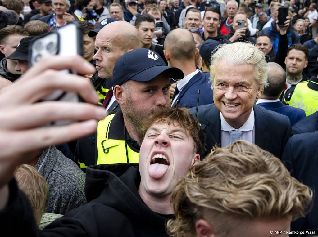 Wilders bij demonstratie met tegenstanders azc in Zwolle