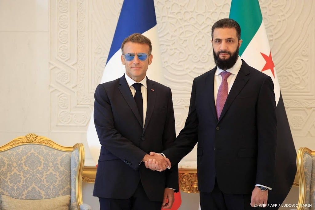 Macron ontmoet president Syrië, kort na explosies in Damascus
