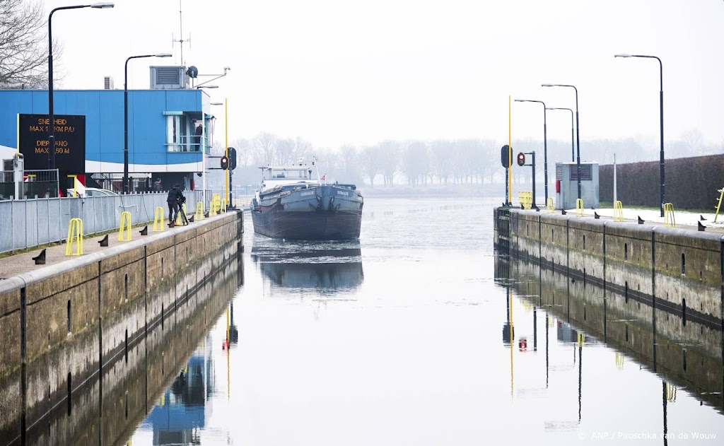 Reparatie aan sluis Grave om wachttijd voor schepen te verkorten