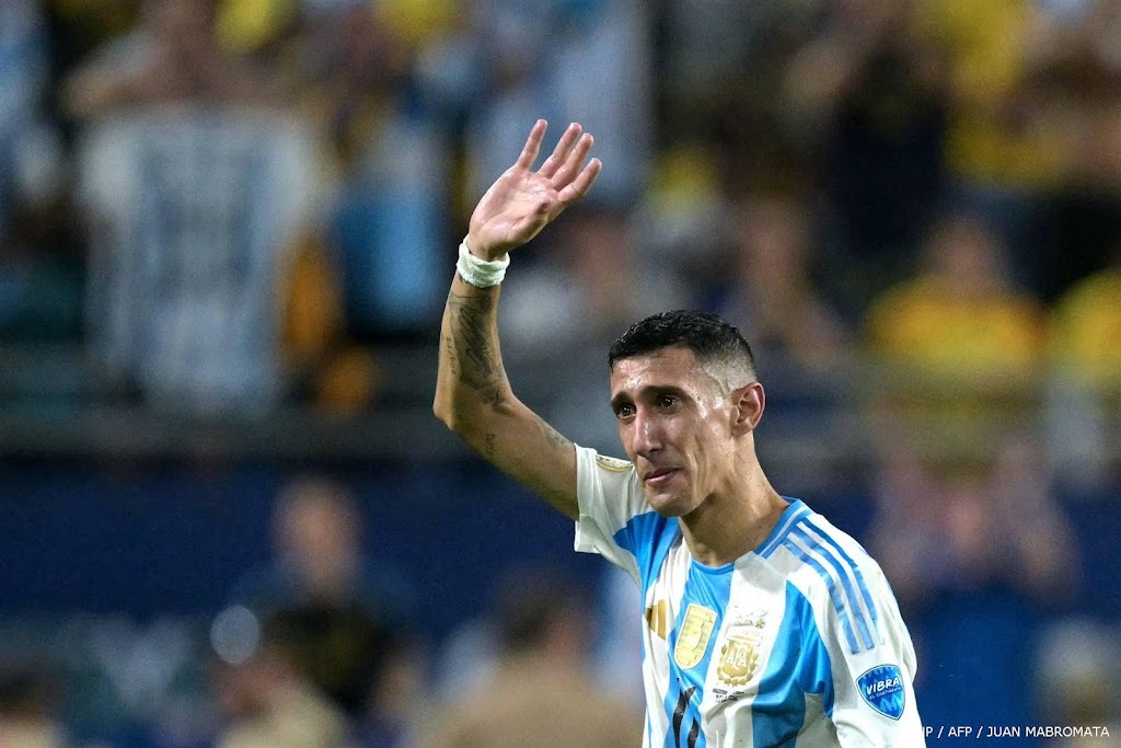 Aanvaller Di María tekent bij en gaat jaar door bij Benfica