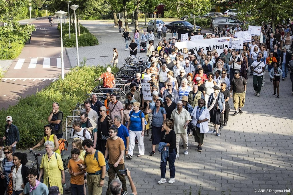 Enkele honderden deelnemers aan solidariteitsmars voor Mikael