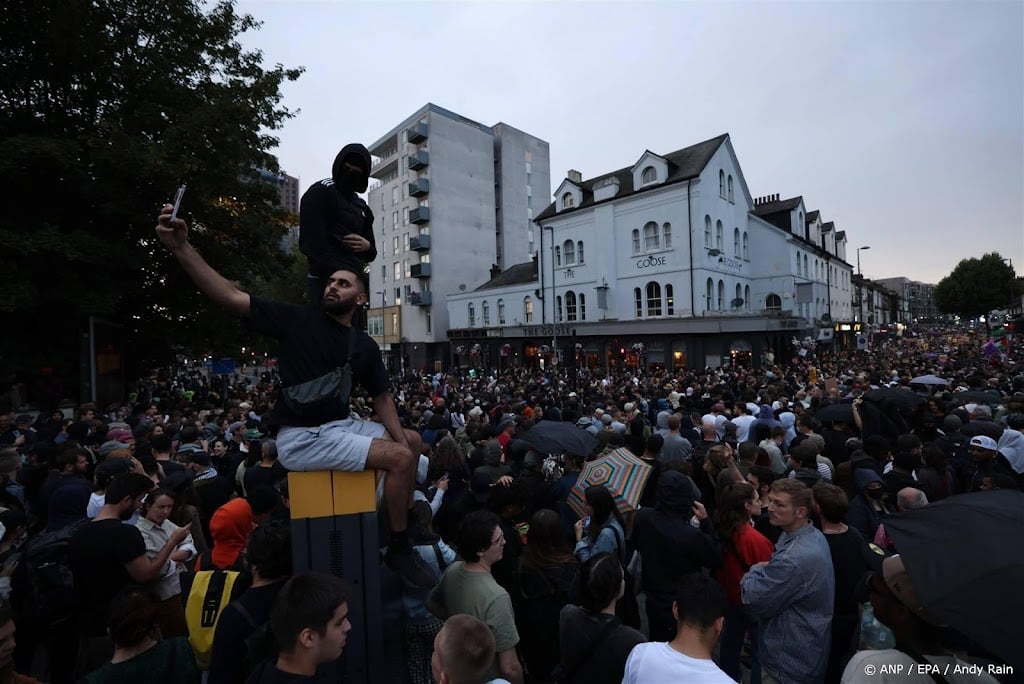 Veel tegendemonstranten tegen extreemrechts de straat op in VK