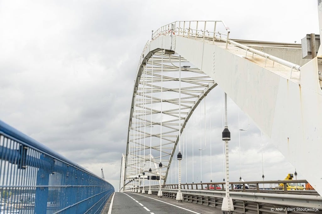 Extra maatregelen moeten vrachtverkeer Merwedebrug terugdringen