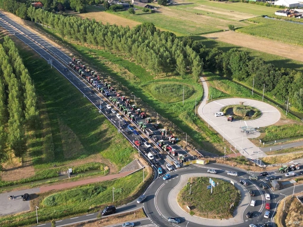 Boeren met tractoren demonstreren in Maas en Waal