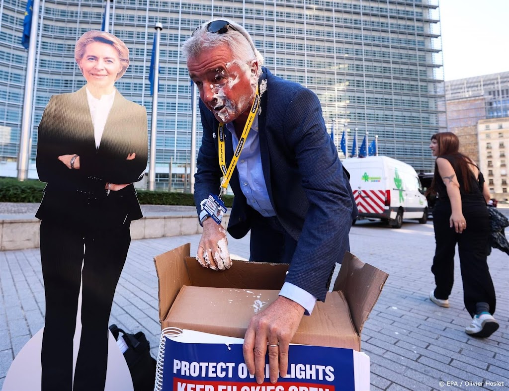 Klimaatactivisten drukken Ryanair-topman taart in het gezicht