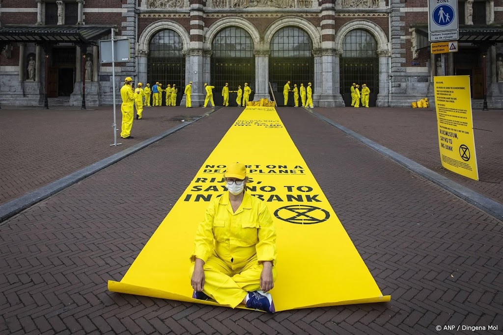 Demonstranten XR ketenen zich aan hekken ingang Rijksmuseum