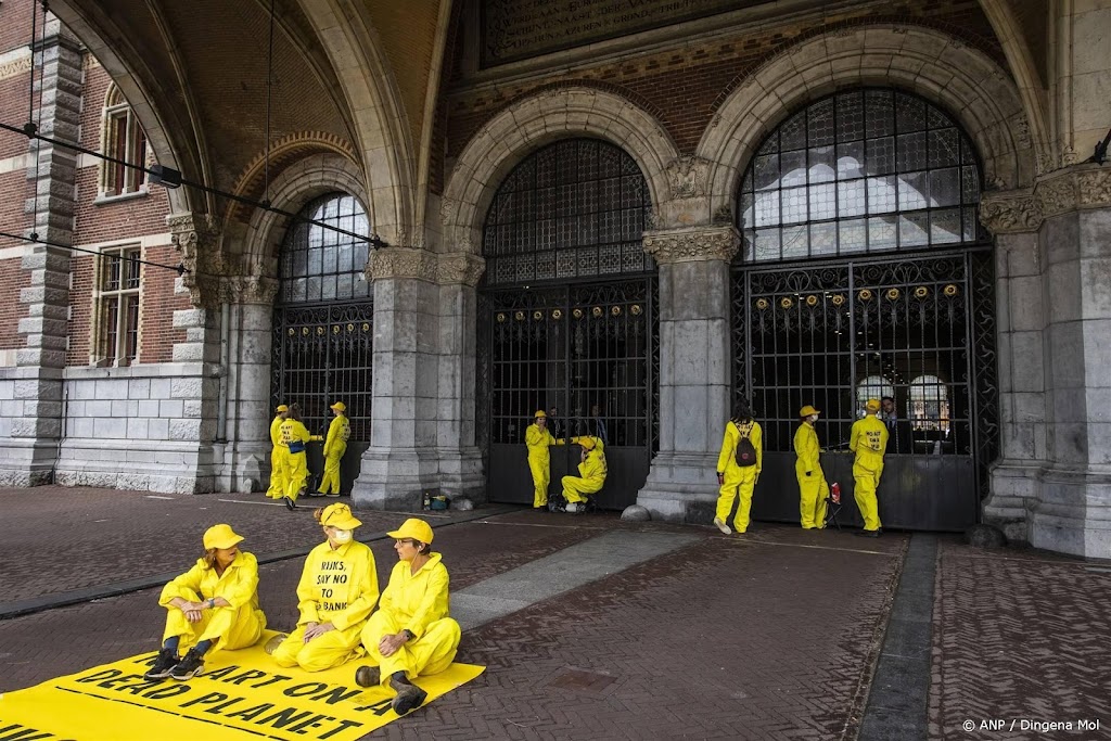 Politie vordert vertrek XR-demonstranten bij het Rijksmuseum