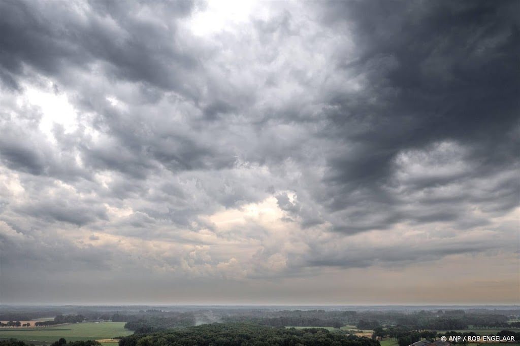 In avond in het zuidwesten onweersbuien, windstoten en neerslag