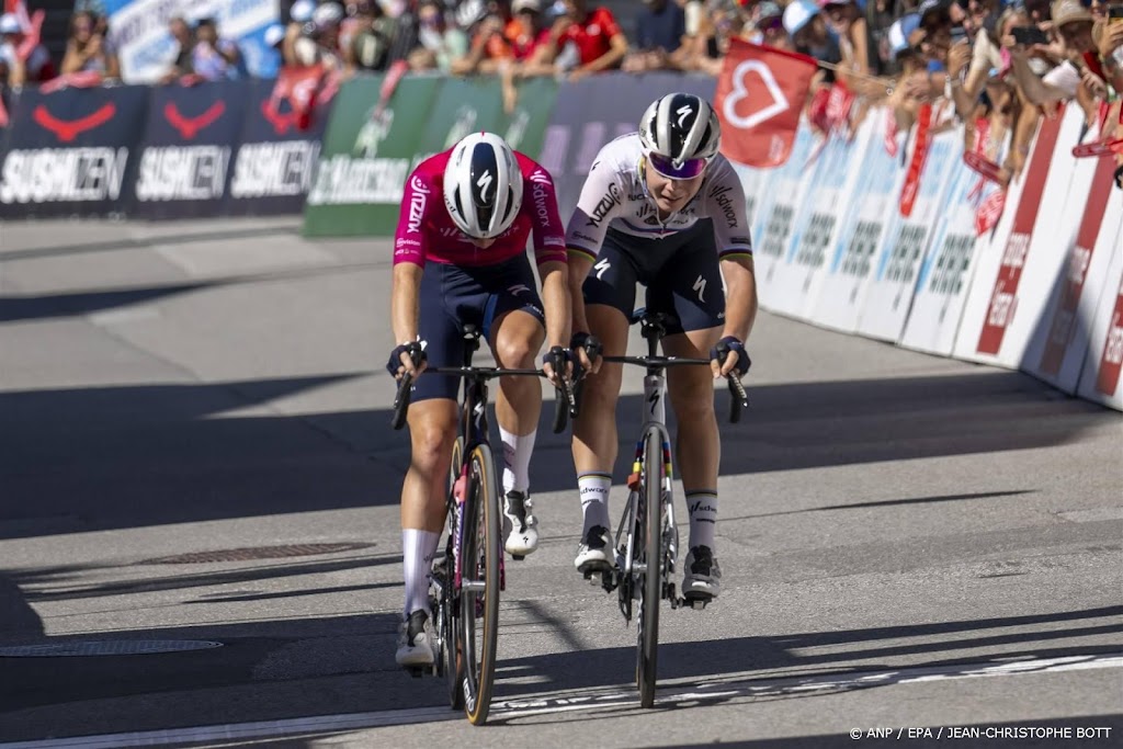 Wielrenster Vollering verslaat ploeggenote Kopecky in Romandië