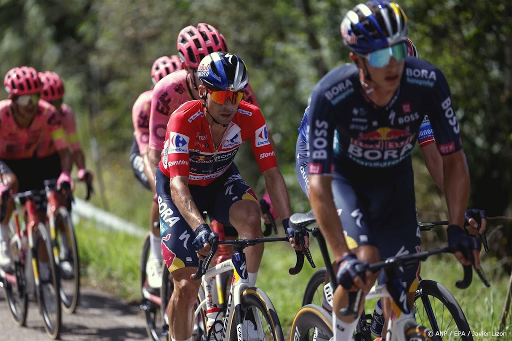 Roglic raakt op voorlaatste dag Vuelta drie helpers kwijt