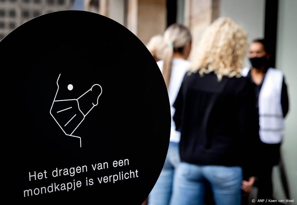 FNV pleit voor adempauze winkelpersoneel met mondkapje
