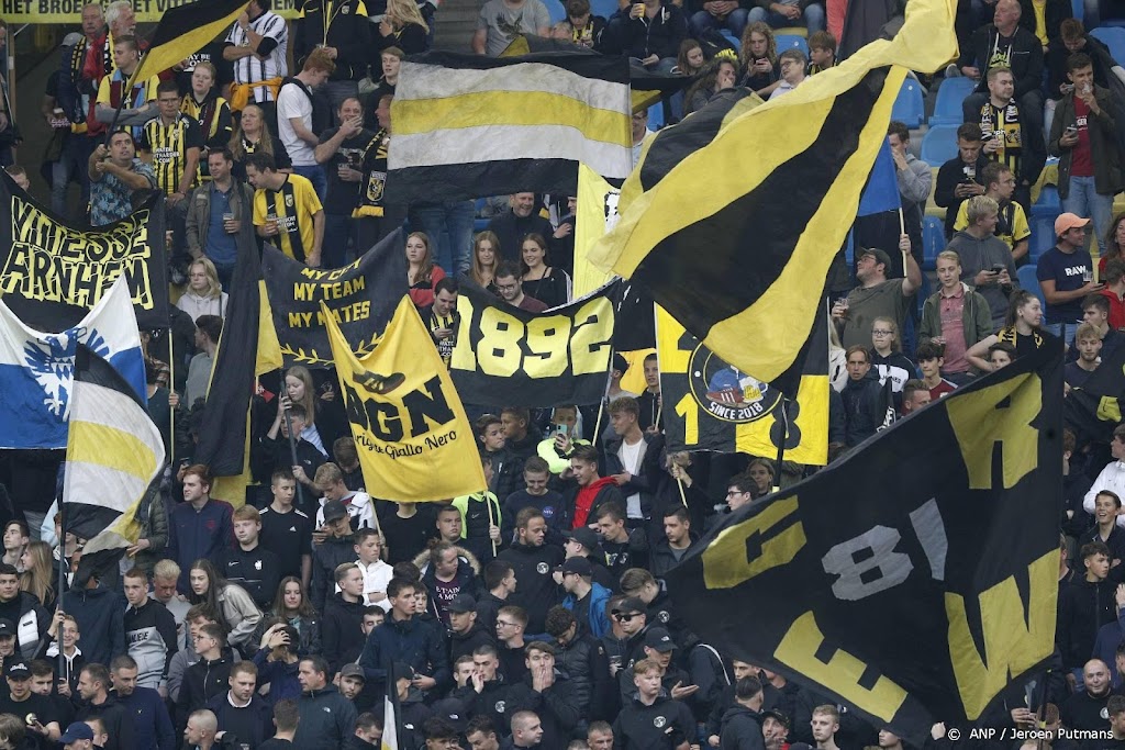Supporters NEC en Vitesse bestoken elkaar met slachtafval