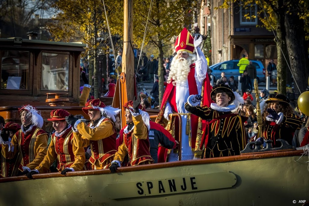 Toch sinterklaasintocht met stoomboot in Amsterdam