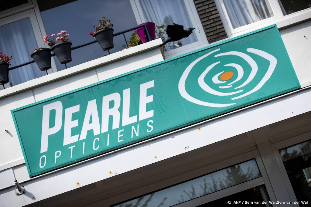 Bedrijf achter Ray-Ban wil rest moederconcern Pearle kopen