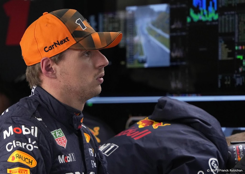Verstappen moet Mercedes voor zich dulden op nat Suzuka