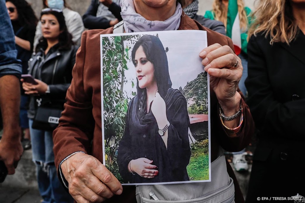 Mahsa Amini volgens Iraanse lijkschouwer overleden door ziekte