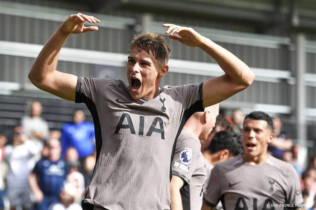 Van de Ven bezorgt Tottenham Hotspur zege en koppositie