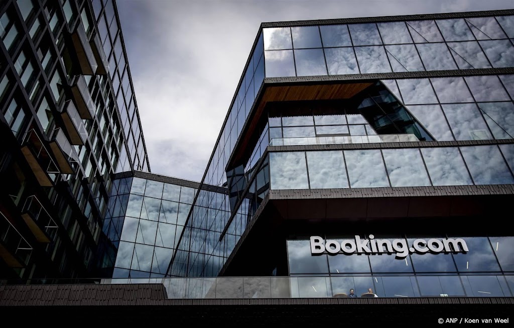 Hoofdkantoor Booking.com in Amsterdam beklad en vernield 