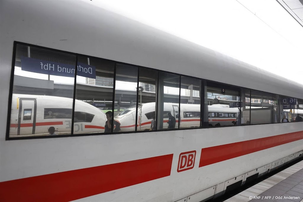 ICE-trein op lage snelheid ontspoord in Amsterdam, geen gewonden