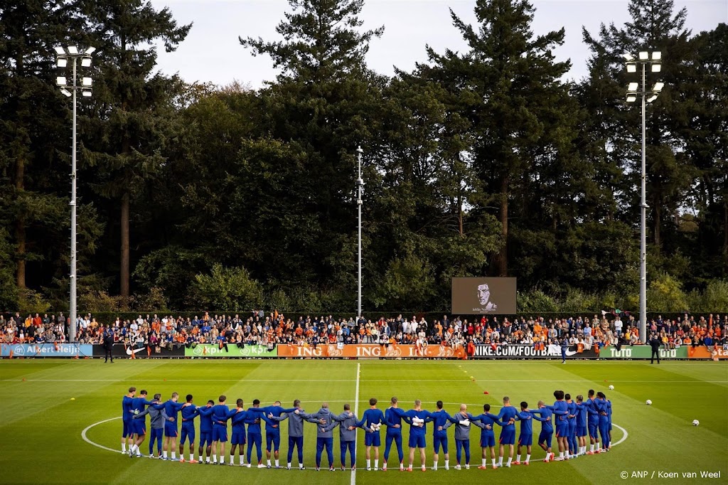 Oranje herdenkt overleden Neeskens voor training in Zeist