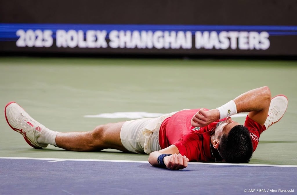 Djokovic moeizaam door naar kwartfinale in Shanghai