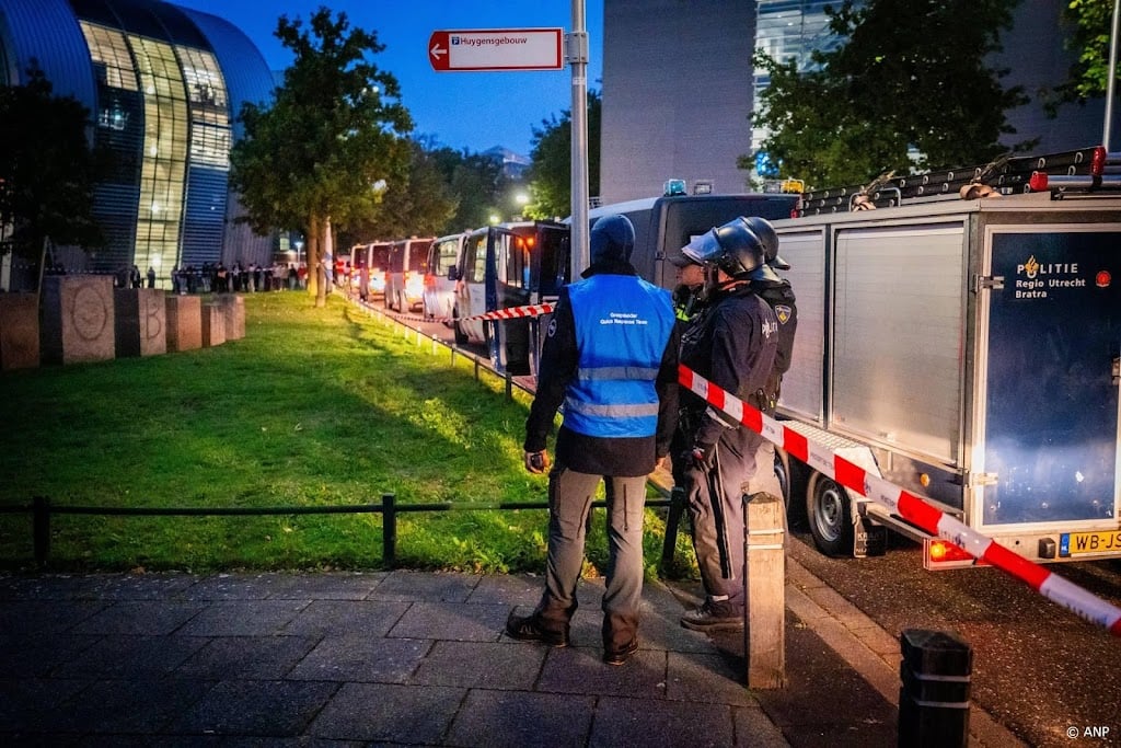 Explosieven Opruimingsdienst en ME bij Radboud-gebouw Nijmegen