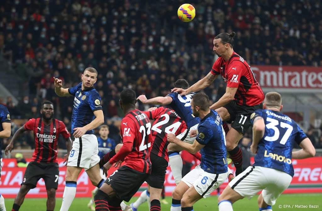 Milanese derby gelijk, mede door treffer De Vrij in eigen doel 