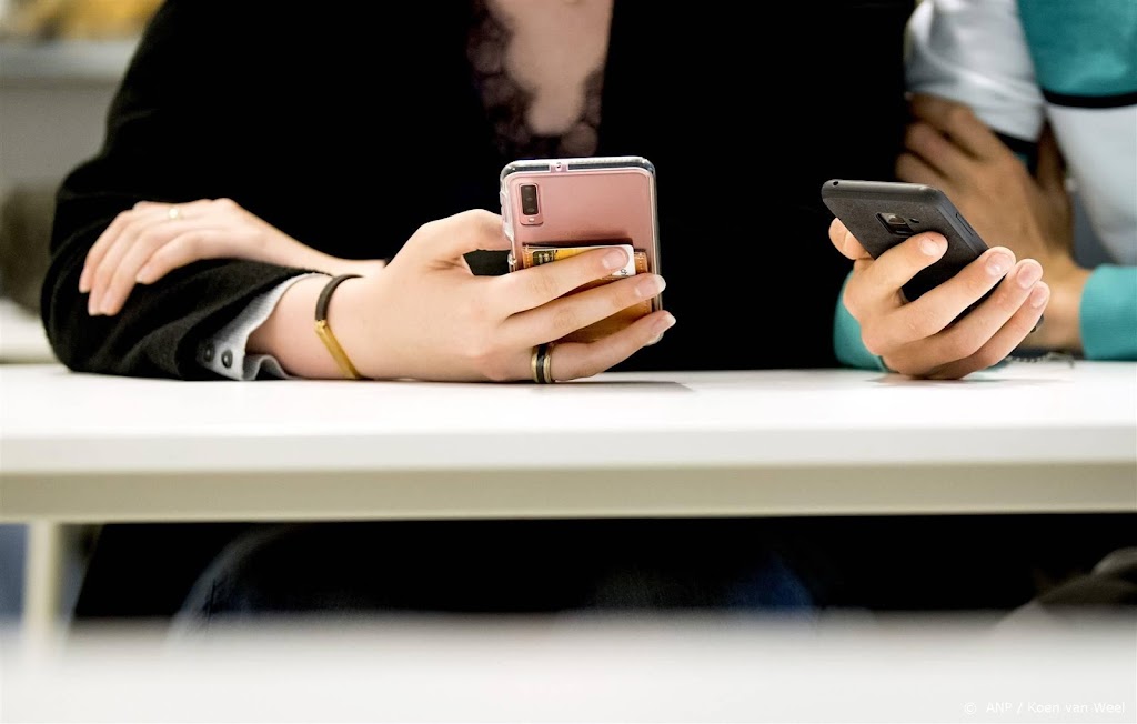 Basisscholen blij met mobieltjesverbod, vragen om vertrouwen