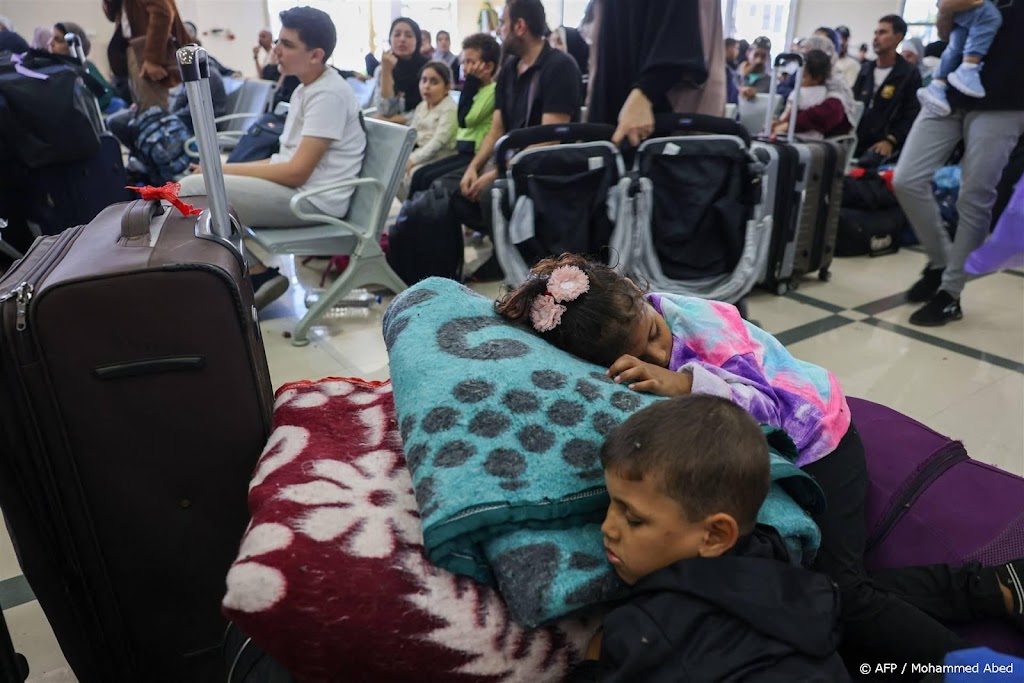 Meer buitenlanders verlaten Gazastrook over de grens bij Egypte