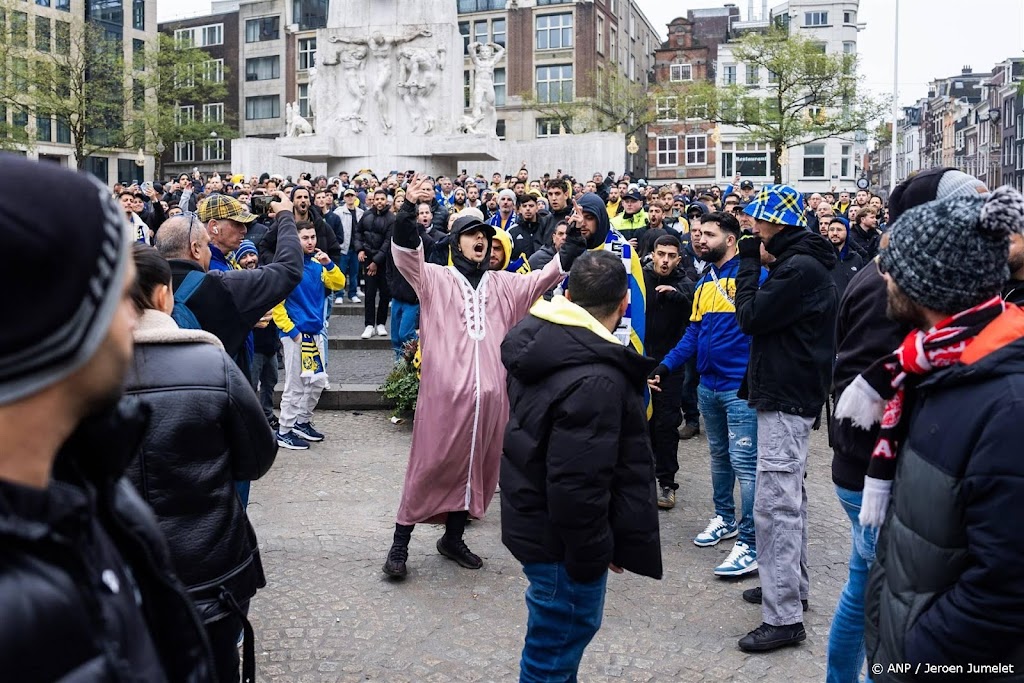 Honderden fans Maccabi Tel Aviv op de Dam in Amsterdam