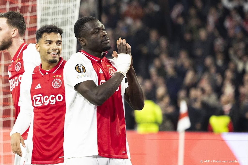 Ajax blijft na ruime zege op Maccabi (5-0) bovenin meedoen in EL