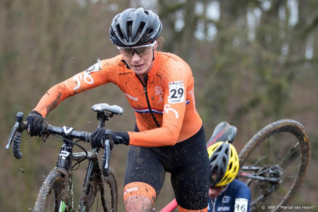 Vos begint veldritseizoen met zege