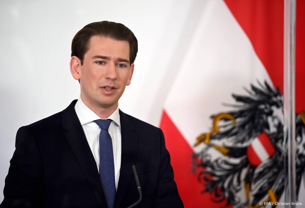 Oostenrijkse bondskanselier Kurz doet coronatest voor de camera