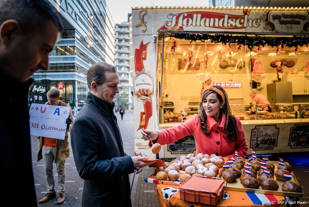 Ambassadeur VS deelt oliebollen uit na verlies WK-weddenschap