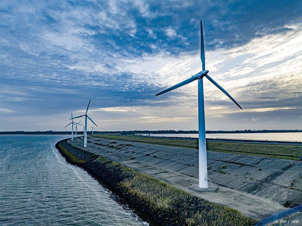PBL verlaagt verwachtingen voor zonneparken en windmolens op land