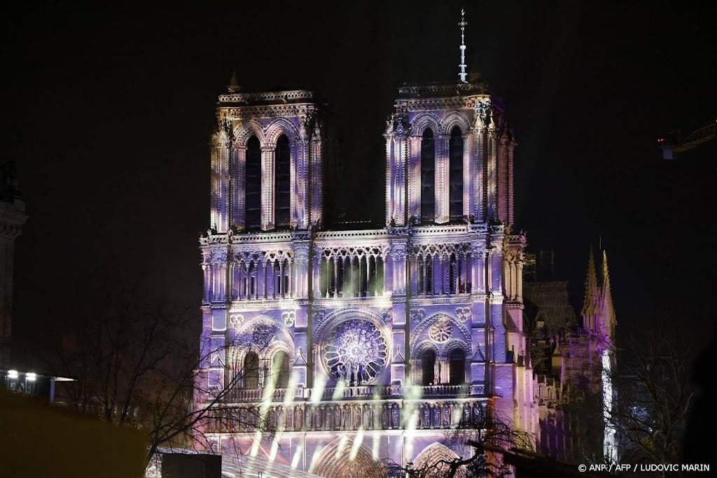 Feestelijke opening Notre-Dame welkome afleider voor Macron